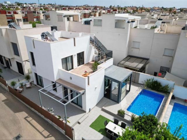 Chalet en venta en Torrevieja, El Molino. !CDATAChalet de lujo en Torrevieja con piscina privada!. Chalets.