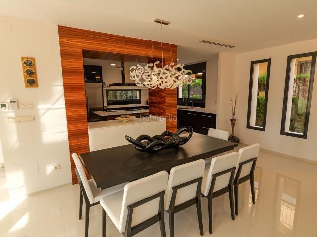 Chalet en venta en Torrevieja, La Veleta. Espectacular Villa 3 Dormitorios y 3 Baños con piscina a menos de 150m de la playa. Chalets.