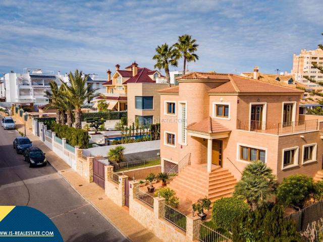 Chalet en venta en Torrevieja, La Veleta. Villa con piscina privada, en la provincia de Alicante, en la ciudad de Torrevieja, en la zona de Los Balcones. 4 habitaciones 3. Chalets.