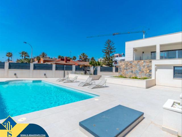 Chalet en venta en Torrevieja, La Veleta. Villa con piscina privada, en la provincia de Alicante, en la ciudad de Torrevieja, en la zona de Los Balcones. 5 habitaciones 2. Chalets.