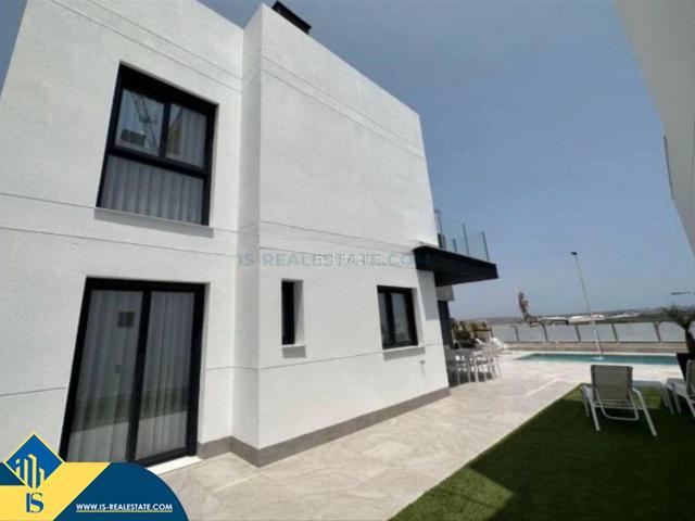 Chalet en venta en Torrevieja, Los Balcones Los Altos. Chalet con piscina privada, en la provincia de Alicante, en la localidad de Torrevieja, en la pedanía de Los Balcones. 3 habitacio. Chalets.