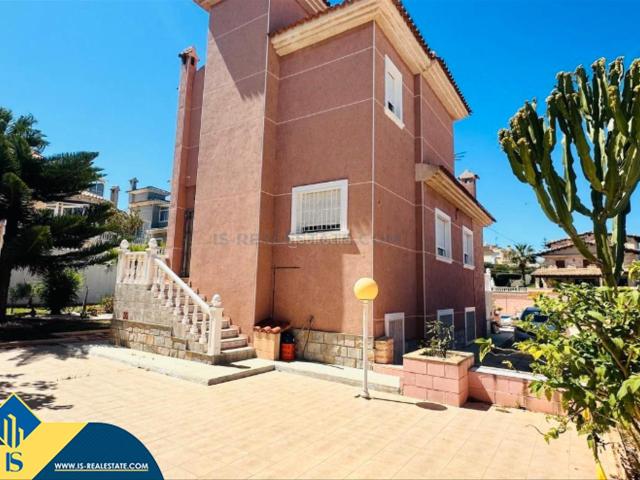 Chalet en venta en Torrevieja, Los Balcones Los Altos. Chalet con piscina privada, en la provincia de Alicante, en la localidad de Torrevieja, en la pedanía de Los Balcones. 3 habitacio. Chalets.