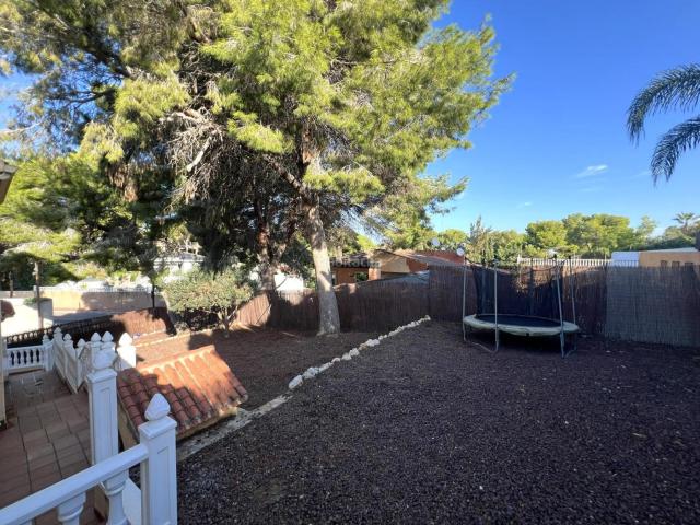 Chalet en venta en Torrevieja, Los Balcones Los Altos. Chalet independiente con piscina privada y amplia parcela en Los Balcones. Chalets.