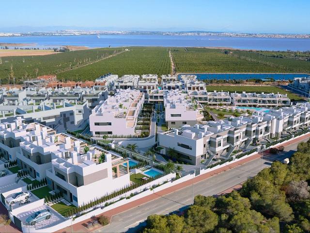 Chalet en venta en Torrevieja, Los Balcones Los Altos. Costa Blanca Eiendom presenta un moderno residencial de obra nueva situado en La Coronelita, Torrevieja, diseÃado para ofrecer con. Chalets.