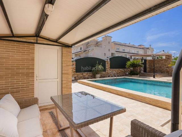 Chalet en venta en Torrevieja, Los Balcones Los Altos. Hermosa y espaciosa villa a 100 m del mar 5 dormitorios 4 baños. Chalets.
