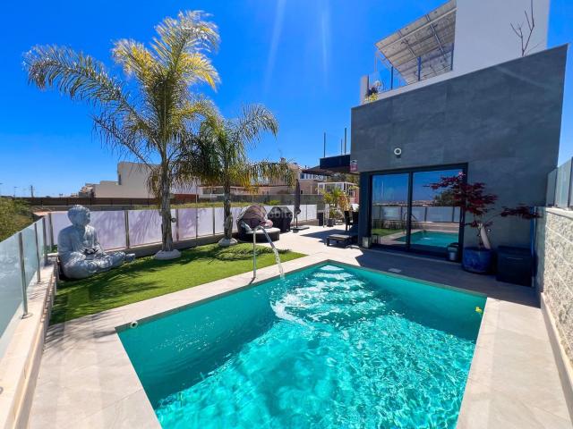 Chalet en venta en Torrevieja, Los Balcones Los Altos. Presentamos esta exclusiva villa de 3 dormitorios y 3 bantildeos ubicada en una parcela esquinera en Los Altos, Torrevieja, donde. Chalets.