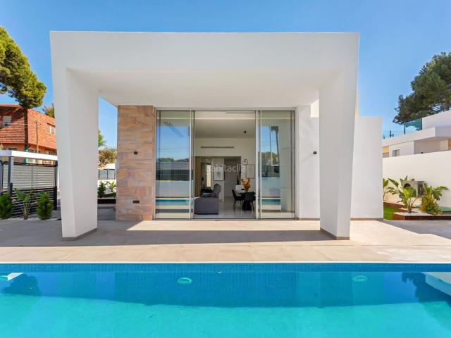Chalet en venta en Torrevieja, Los Balcones Los Altos. Tu oasis privado de diseño lujo, comodidad y piscina en una parcela de 434 m. Chalets.