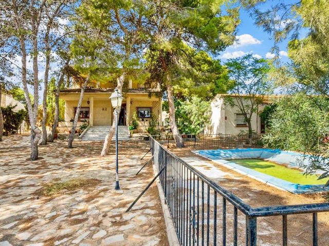 Chalet en venta en Torrevieja, Los Balcones Los Altos. Ubicada sobre una extraordinaria parcela de 1.320 msup2 en una de las zonas residenciales maacutes cotizadas del sur de la Costa B. Chalets.