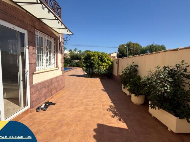 Chalet en venta en Torrevieja, Los Balcones Los Altos. Villa con piscina privada, en la provincia de Alicante, en la ciudad de Torrevieja, en el barrio de Los Balcones. 7 habitaciones. Chalets.