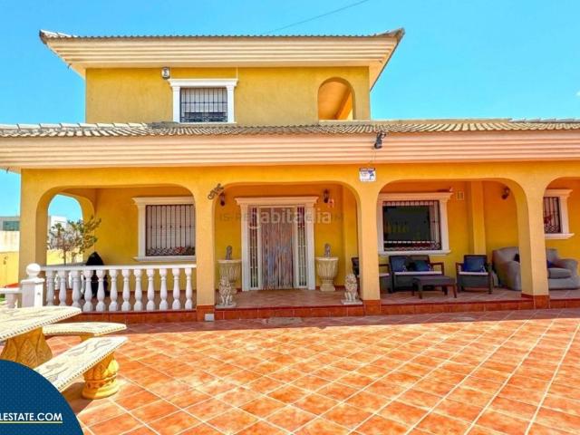 Chalet en venta en Torrevieja, Los Balcones Los Altos. Villa con piscina privada, en la provincia de Alicante, en la ciudad de Torrevieja, en el barrio de Los Balcones. 6 habitaciones. Chalets.