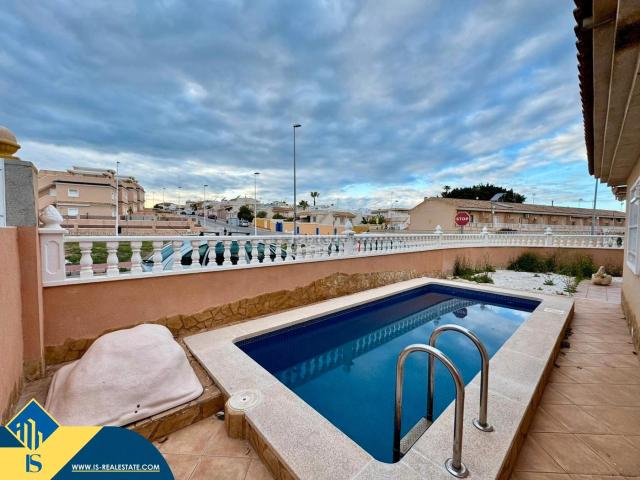 Chalet en venta en Torrevieja, Los Balcones Los Altos. Villa con piscina privada, en la provincia de Alicante, en la ciudad de Torrevieja, en la zona de Los Balcones. 3 habitaciones 1. Chalets.