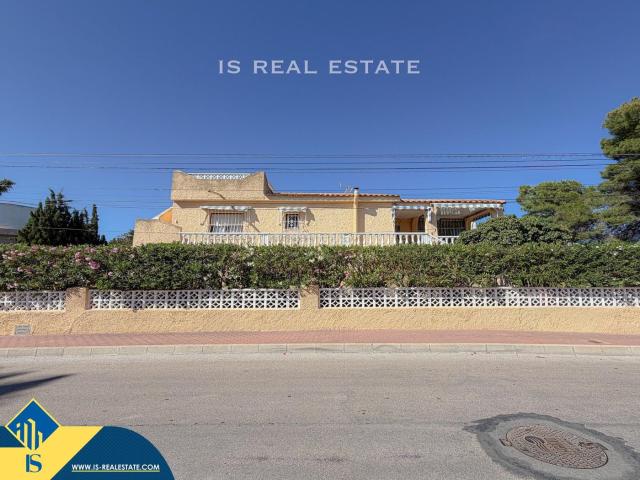 Chalet en venta en Torrevieja, Los Balcones Los Altos. Villa con piscina privada, en la provincia de Alicante, en la localidad de Torrevieja, en el barrio de Los Balcones. 3 dormitorios. Chalets.