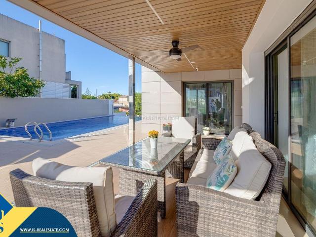 Chalet en venta en Torrevieja, Los Balcones Los Altos. Villa con piscina privada, en la provincia de Alicante, en la localidad de Torrevieja, en el barrio de Los Balcones. 3 dormitorios. Chalets.