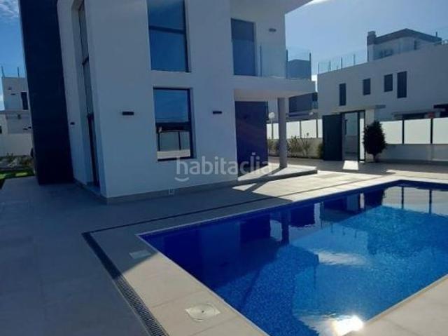 Chalet en venta en Torrevieja, Los Balcones Los Altos. Villa con piscina privada, en la provincia de Alicante, en la localidad de Torrevieja, en el barrio de Los Balcones. 3 dormitorios. Chalets.
