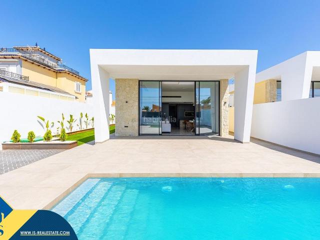 Chalet en venta en Torrevieja, Los Balcones Los Altos. Villa con piscina privada, en la provincia de Alicante, en la localidad de Torrevieja, en el barrio de Los Balcones. 3 habitacione. Chalets.