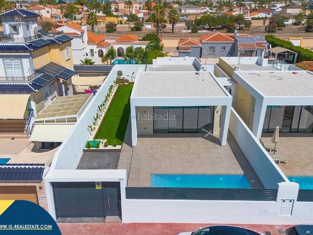 Chalet en venta en Torrevieja, Los Balcones Los Altos. Villa con piscina privada, en la provincia de Alicante, en la localidad de Torrevieja, en el barrio de Los Balcones. 3 habitacione. Chalets.