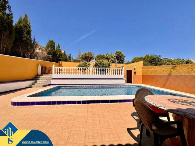 Chalet en venta en Torrevieja, Los Balcones Los Altos. Villa con piscina privada, en la provincia de Alicante, en la localidad de Torrevieja, en el barrio de Los Balcones. 2 habitacione. Chalets.
