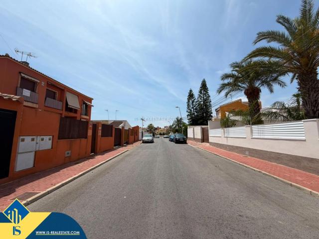 Chalet en venta en Torrevieja, Los Balcones Los Altos. Villa con piscina privada, en la provincia de Alicante, en la localidad de Torrevieja, en el barrio de Los Balcones. 4 habitacione. Chalets.