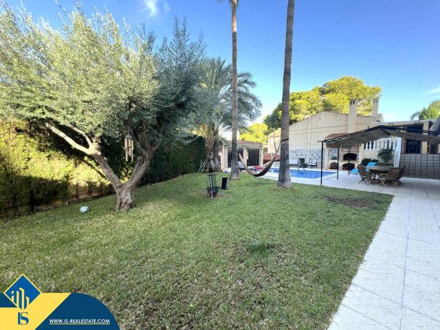 Chalet en venta en Torrevieja, Los Balcones Los Altos. Villa con piscina privada, en la provincia de Alicante, en Torrevieja, en la zona de Los Balcones. 3 habitaciones 257 m² 2 kil. Chalets.