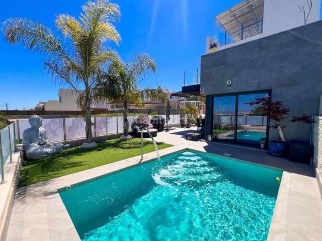 Chalet en venta en Torrevieja, Los Balcones Los Altos. Villa de lujo con vistas panorámicas al mar y lago salado rosa Los Balcones, Torrevieja. Chalets.