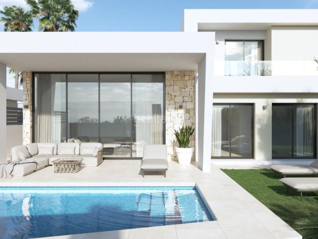 Chalet en venta en Torrevieja, Los Balcones Los Altos. Villa de 3 dormitorios y 2 baños con piscina y jardín en Torrevieja. Chalets.