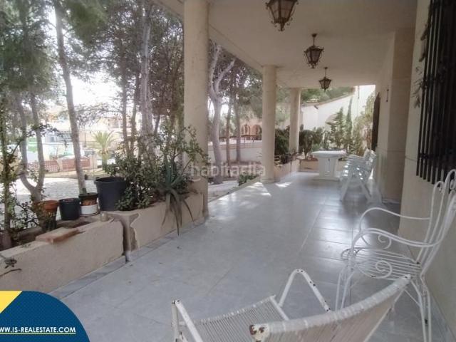Chalet en venta en Torrevieja, Los Balcones Los Altos. Villa para reformar con piscina privada, en la provincia de Alicante, en la localidad de Torrevieja, en el barrio de Los Balcones. Chalets.