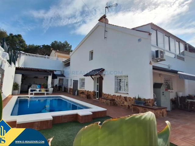 Chalet en venta en Torrevieja, Los Balcones Los Altos. Villa renovada con piscina privada, en la provincia de Alicante, en la ciudad de Torrevieja, en la zona de Los Balcones. 8 habitac. Chalets.