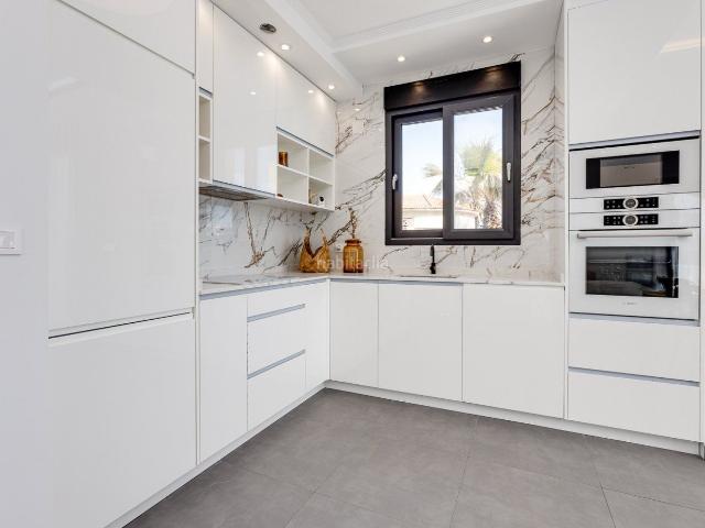 Chalet en venta en Torrevieja, Los Europeos. Villa preciosa con vistas al mar, ubicada en La Mata, Torrevieja. Chalets.