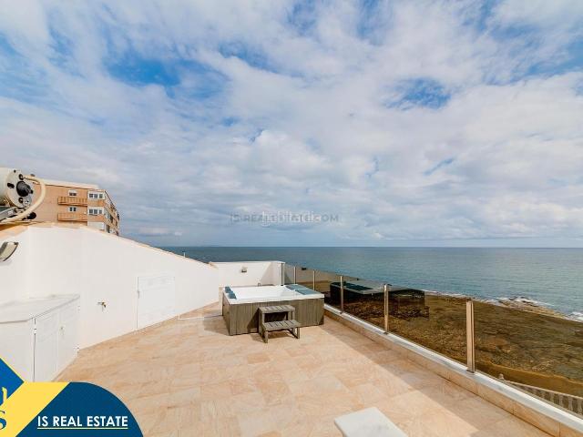 Chalet en venta en Torrevieja, Miramar Torre del Moro. Villa con piscina privada, en la provincia de Alicante, en la ciudad de Torrevieja, en la zona de La Mata. 4 habitaciones 210 m². Chalets.