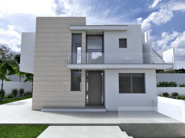 Chalet en venta en Torrevieja, Miramar Torre del Moro. Villa de 3 dormitorios y 3 baños con piscina y terraza, a 200 m de la playa en Torrevieja. Chalets.