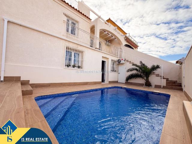 Chalet en venta en Torrevieja, Miramar Torre del Moro. Villa reformada con piscina privada, en la provincia de Alicante, en la ciudad de Torrevieja. 4 habitaciones 166 m² 600 metros. Chalets.