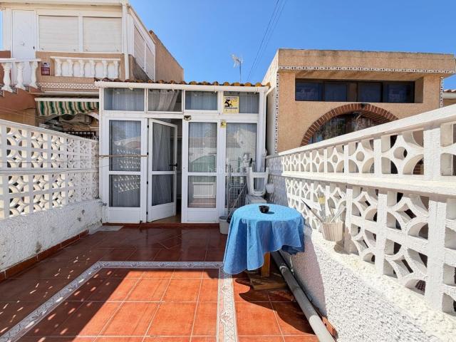 Chalet en venta en Torrevieja, Nueva Torrevieja. DISPONIBLE EN VENTA!ampnbspDescubre este acogedor adosado con parcela privada y solaacuterium en venta en Torrevieja, una excelent. Chalets.