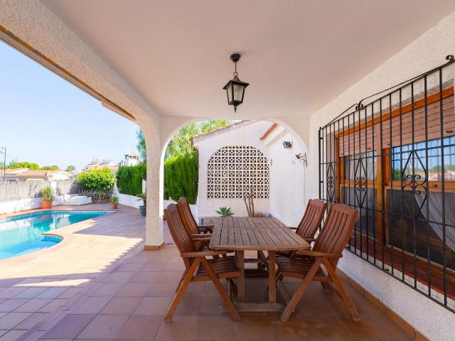 Chalet en venta en Torrevieja, Nueva Torrevieja. INCREÍBLE CHALET CON AMPLIA PARCELA Y PISCINA EN TORREVIEJA ZONA LOS ÁNGELES. Chalets.