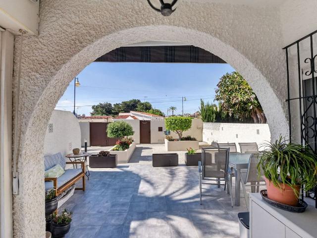 Chalet en venta en Torrevieja, Nueva Torrevieja. Preciosa villa en una zona atractiva!. Chalets.