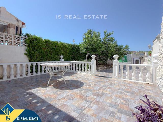 Chalet en venta en Torrevieja, Nueva Torrevieja. Villa con terraza en la provincia de Alicante, en Torrevieja. 2 habitaciones 57 m² 650 metros del mar. Chalets.