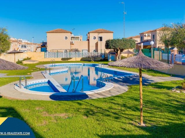 Chalet en venta en Torrevieja, Parque Acuático Sector 25. Casa con piscina compartida en Torrevieja, provincia de Alicante. 2 habitaciones 72 m² 1 kilómetro del mar. Chalets.
