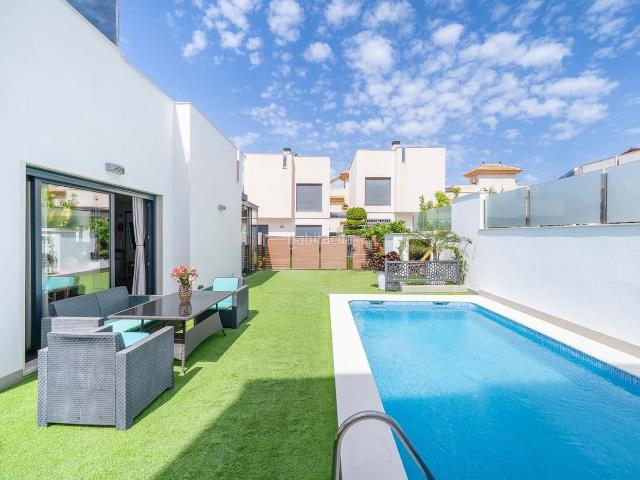 Chalet en venta en Torrevieja, Parque Acuático Sector 25. Villa moderna de 2016 con piscina privada y cinco dormitorios en la mejor zona de Sector 25 Aguas Nuevas, Torrevieja. Piscina priv. Chalets.