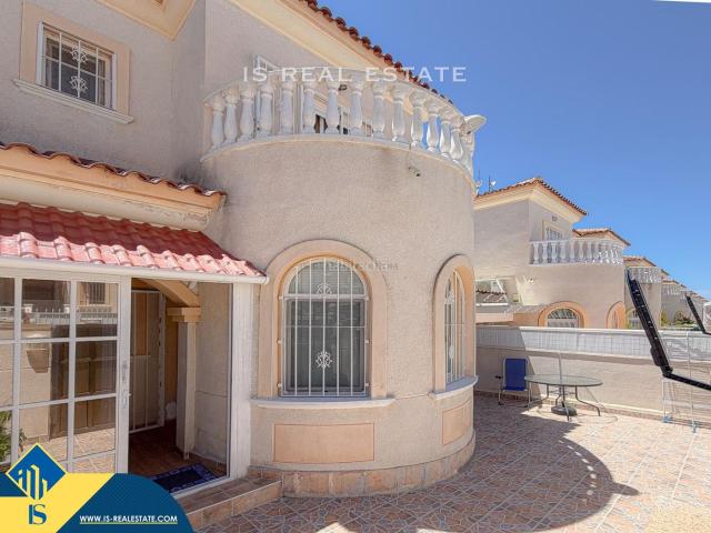 Chalet en venta en Torrevieja, Parque Acuático Sector 25. Villa con piscina privada, en la provincia de Alicante, en la localidad de Torrevieja, en el barrio de La Mata. 3 habitaciones 7. Chalets.
