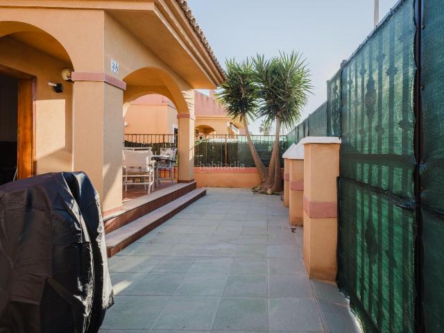 Chalet en venta en Torrevieja, Parque Acuático Sector 25. Villa independiente con gran solárium y piscina comunitaria en Aguas Nuevas. Chalets.