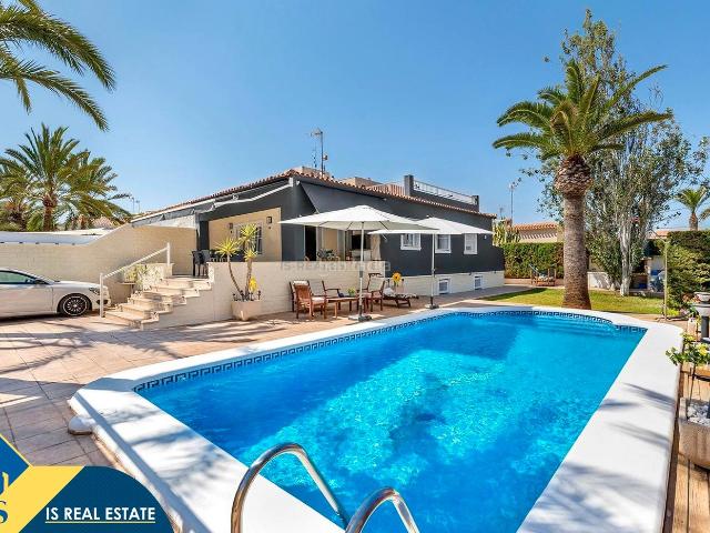 Chalet en venta en Torrevieja, Punta Prima. Villa con piscina privada, en la provincia de Alicante, en la ciudad de Torrevieja, en la zona de Los Balcones. 4 habitaciones 2. Chalets.