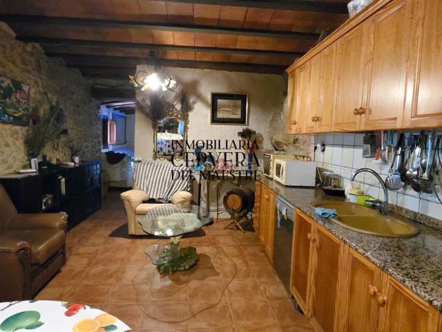 Chalet en venta en Torre d´en Besora la. Masía en Torre Embessora Dispone luz de red y abastimiento de agua. Chalets Torre d´en Besora.