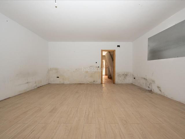 Chalet en venta en Torre de Claramunt La. ¡ Chalet con patio y terraza para reformar !. Chalets Torre de Claramunt.