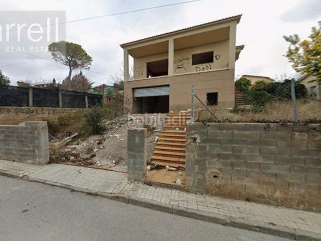Chalet en venta en Torre de Claramunt La. Encantador chalet de 124 m en Barcelona, con 3 dormitorios, 2 baños y un jardín privado en una parcela de 503 m. Construido en 200. Chalets Torre de.