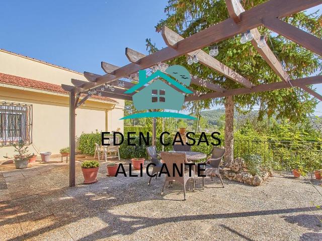 Chalet en venta en Torre de les Maçanes la. Chalet Independiente Con 4 Dormitorios y 2 Baños, piscina, jardín y trastero en Torremanzanas Alican. Chalets Torre de les Maçanes.