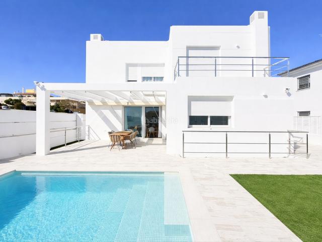 Chalet en venta en Torre del Mar, El Tomillar. VILLA DE LUJO CON DISEÑO DE ESTILO MODERNO en Torre del Mar. Chalets Torre del.