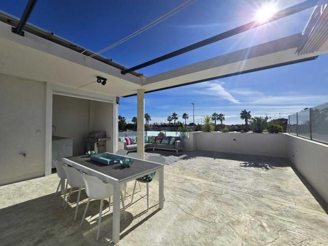 Chalet en venta en Torre Pacheco, Balsicas. Villa adosada moderna lista para entrar a vivir con piscina privada Torre Pacheco, Murcia. Chalets Torre.