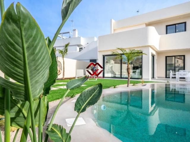 Chalet en venta en Torre Pacheco, Roldán. Villa de diseño con piscina privada y tres suites en el corazón de Roldán. Chalets Torre.