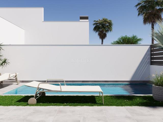 Chalet en venta en Torre Pacheco, Roldán. Villas de obra nueva con 2 dormitorios, 2 bantildeos, piscina privada y amplio solaacuterium en Roldaacuten, Murcia. Estas moderna. Chalets Torre.