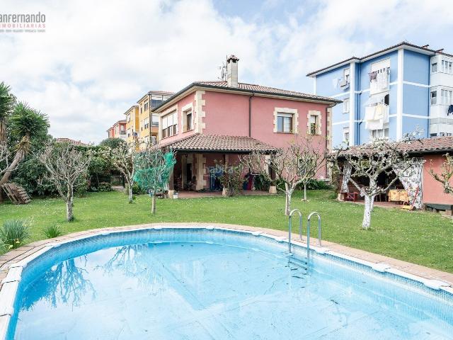 Chalet en venta en Torrelavega, Tanos. Casa con terreno y piscina en Tanos. Chalets.