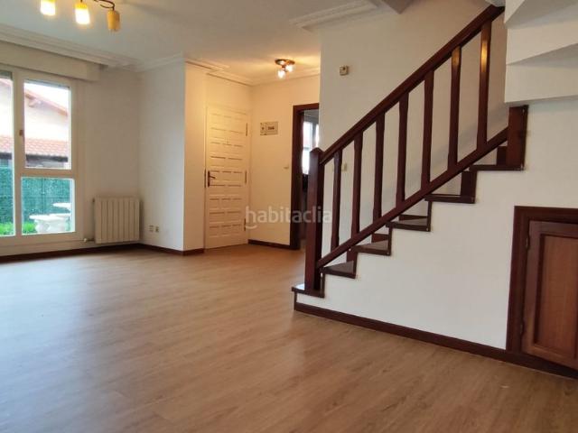 Chalet en venta en Torrelavega, Tanos. CHALET CON JARDÍN A UN PASO DEL CENTRO DE TORRELAVEGA. Chalets.